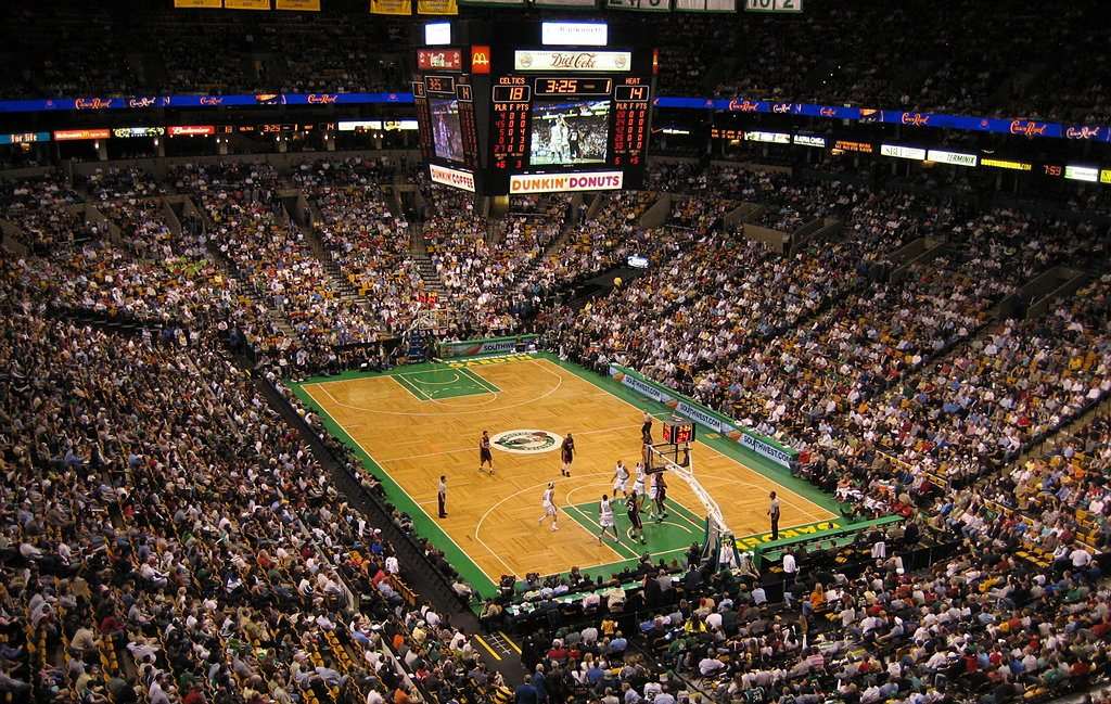 Баскетбольный матч на большой арене NBA